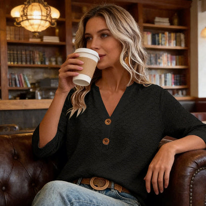 🔥Oferta ograniczona czasowo – damska bluzka z dekoltem w serek i guzikami oraz ażurowymi wykończeniami