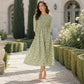 👗✨ Sukienka midi z kwiatowym nadrukiem i elastyczną, marszczoną talią, rękawami 3/4, zwiewną spódnicą — różowa, niebieska, zielona, fioletowa 👗
