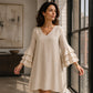 👗✨ Sukienka mini z dekoltem w kształcie litery V, rękawami z podwójnymi falbanami, prostym krojem — biała, czarna, brzoskwiniowa — elegancka, kobieca, wyrafinowana 👗